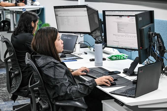 Các chuyên viên phân tích&nbsp;chịu trách nhiệm giám sát mạng lưới&nbsp;hơn 300 trung tâm dữ liệu.&nbsp;&nbsp;(Ảnh: Roslan Rahman /
AFP)